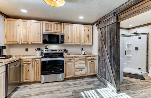 Bedford Cabin | Serene Couple's Getaway w/Mtn Views in Bedford!