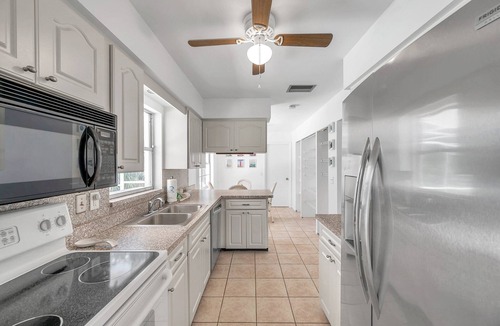 West Bradenton House | Serene Cove with heated pool + spacious yard near beaches