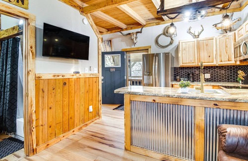 Elizabeth Apartment | Serene & Cozy Studio Cabin: Walk to Norfork Lake!