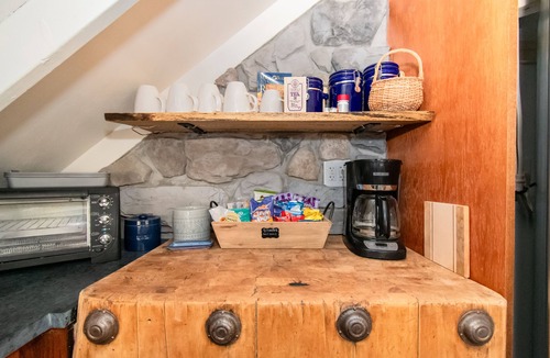 Munnsville House | Serene Creekside Escape: Your perfect Hideout Year-Round