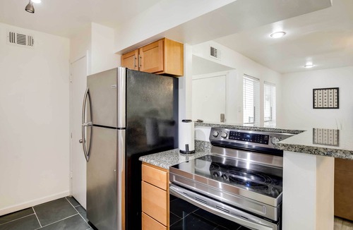 Knox - Henderson Condo | Serene Dallas Condo w/Pool - Walkable Location!