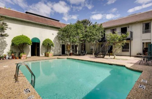 Knox - Henderson Apartment | Serene Dallas Condo with Pool - Walkable Location!