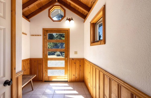 Lyle House | Serene Escape in Lyle!