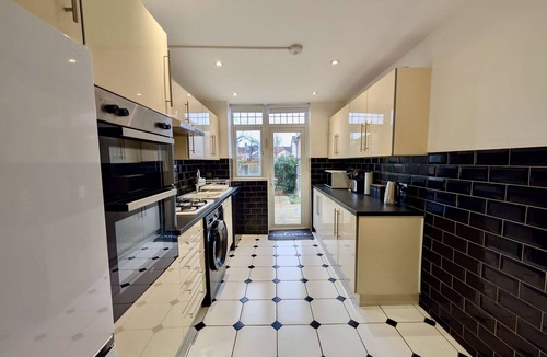 Redbridge House | Serene Getaway with Comfortable Interiors