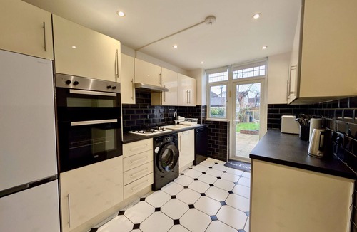 Redbridge House | Serene Getaway with Comfortable Interiors