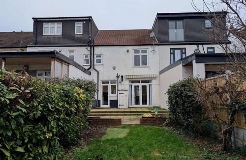 Redbridge House | Serene Getaway with Comfortable Interiors