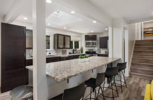 Picnic Point-North Lynnwood House | Serene Group Getaway Prime Location