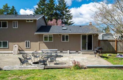 Picnic Point-North Lynnwood House | Serene Group Getaway Prime Location