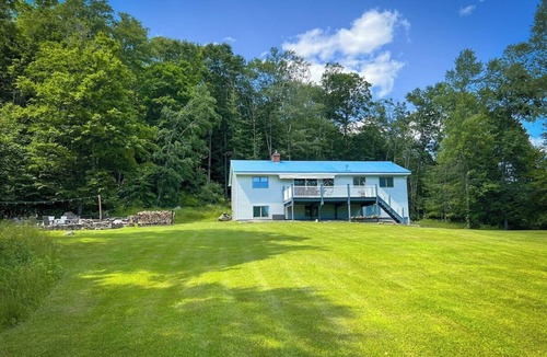 Callicoon House | Serene Haven: Nature, Deck, Views & Fireside Fun