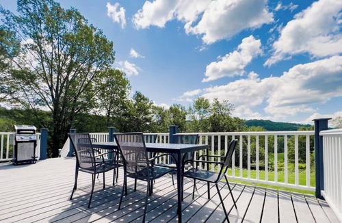 Callicoon House | Serene Haven: Nature, Deck, Views & Fireside Fun