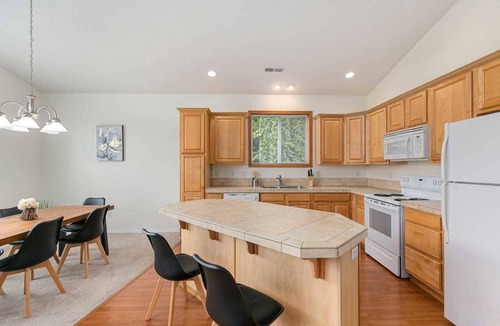 Pleasant Valley House | Serene Haven Retreat on se 141st pl