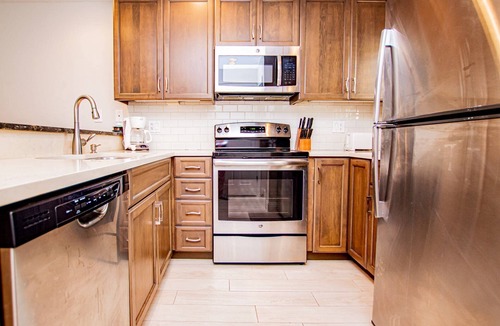 Wesley Chapel Condo | Serene Hideaway | 2BR Corner Condo | Pools, Hot Tub| Walk-Out Patio