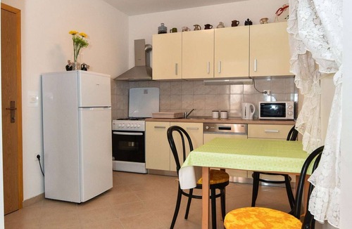 Veli Iz House | Serene Holiday Home in Veli Iž with Fenced Garden
