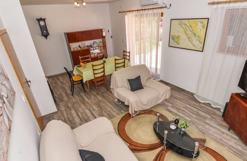 Veli Iz House | Serene Holiday Home in Veli Iž with Fenced Garden