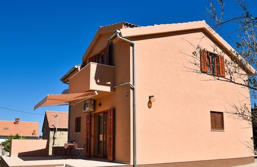 Veli Iz House | Serene Holiday Home in Veli Iž with Fenced Garden