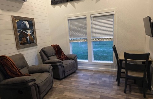 Oakwood Other | Serene Home Directly Between Houston and Dallas, Beautiful Views, WIFI
