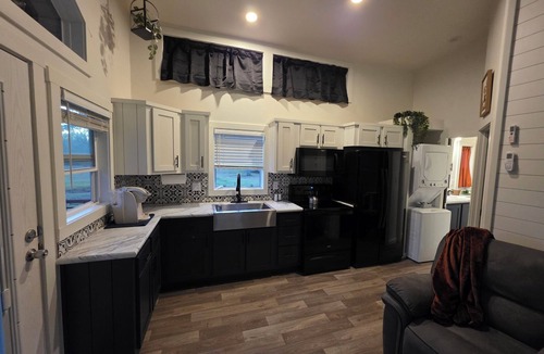 Oakwood Other | Serene Home Directly Between Houston and Dallas, Beautiful Views, WIFI