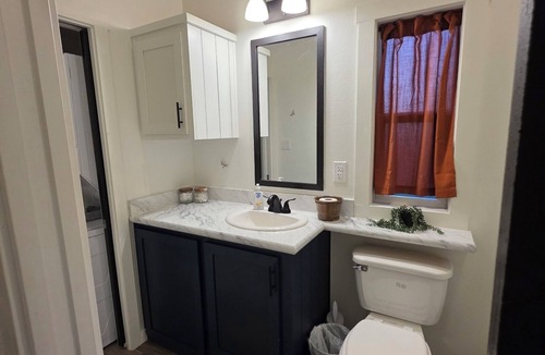 Oakwood Other | Serene Home Directly Between Houston and Dallas, Beautiful Views, WIFI