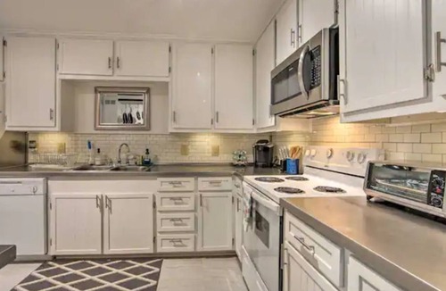 Tool House | Serene Home w/Yard on Cedar Creek Lake