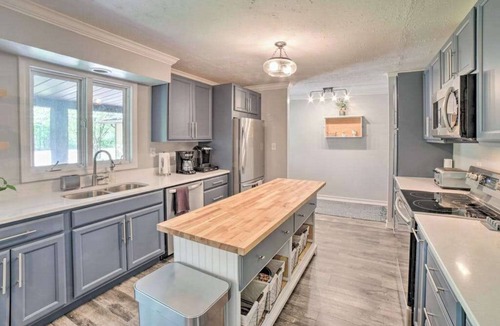 Three Oaks House | Serene Home with Fire pit, Gas Grill, WIFI & Close to Beach