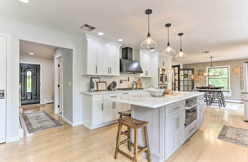 Montgomery House | Serene Hudson Valley Escape in Historic Montgomery with Hottub,Pool,King Suite
