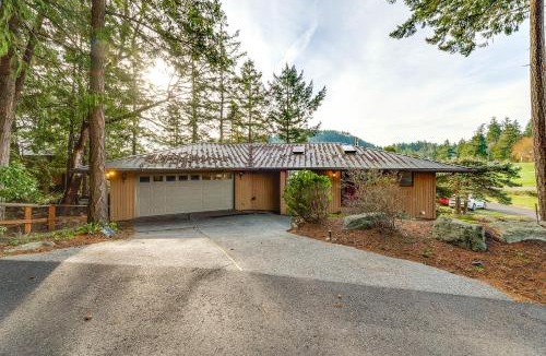 La Conner House | Serene La Conner Retreat with Fireplace and Deck!