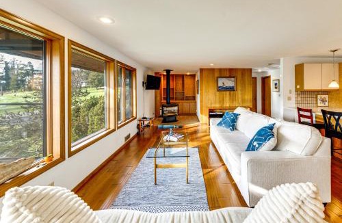 La Conner House | Serene La Conner Retreat with Fireplace and Deck!