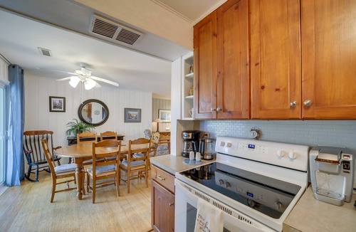 Lake Junaluska Apartment | Serene Lake Junaluska Gem: Deck & Mountain Views
