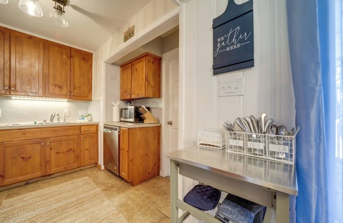 Lake Junaluska Apartment | Serene Lake Junaluska Gem: Deck & Mountain Views
