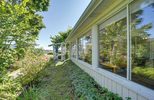 Lake Junaluska Apartment | Serene Lake Junaluska Gem: Deck & Mountain Views