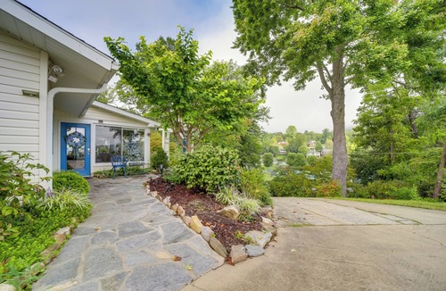 Lake Junaluska Apartment | Serene Lake Junaluska Gem: Deck & Mountain Views
