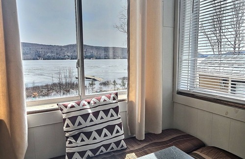 Riviere-Rouge Ski Chalet | Serene Lakefront Cottage Escape