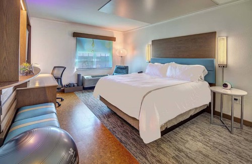 Braden River Hotel | Serene Lakefront Getaway King Studio Gym & Pool