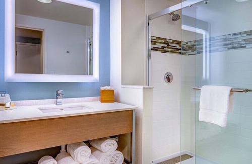 Braden River Hotel | Serene Lakefront Getaway King Studio Gym & Pool