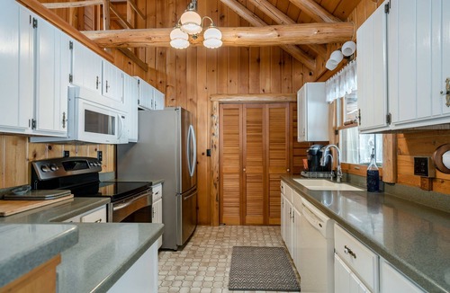 Big Rapids Cottage | Serene Lakefront Log Estate: 4-Acre Private Retreat with Sauna