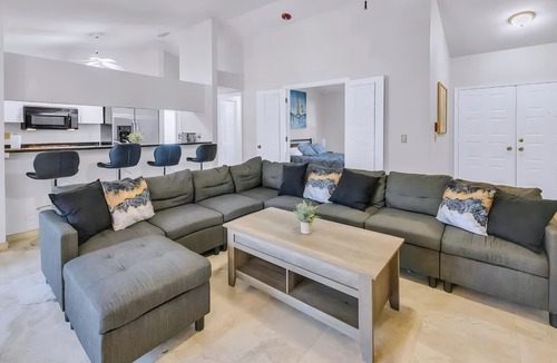 Fruitville House | Serene Lakefront Oasis with Stunning Waterfront View & Screened Pool – Sleeps 9