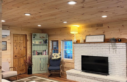 Bradley House | Serene Lakefront Retreat - 3 bedroom, pet-friendly, private, boat access