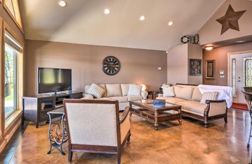 Cleora House | Serene Lakefront Retreat w/Dock in Duck Creek!