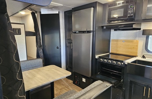 Phenix City House | Serene lakeside environment