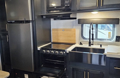 Phenix City House | Serene lakeside environment