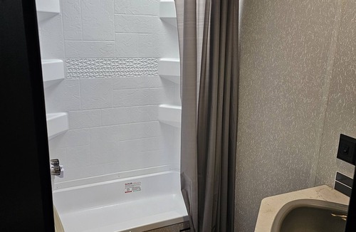 Phenix City House | Serene lakeside environment