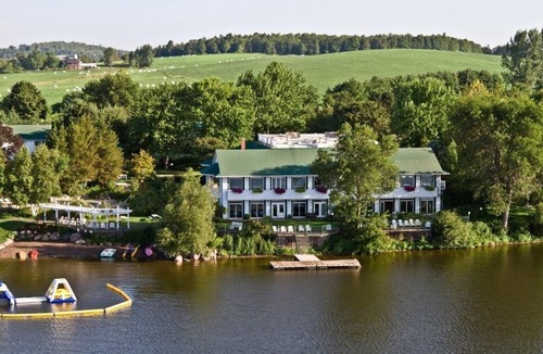 Otonabee-South Monaghan Cottage | Serene Lakeside Inn Featuring Private Decks, Wine Cellar & Scenic Views for Coup