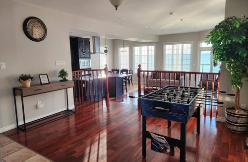 Bowmanville House | Serene Lakeside Retreat (Private Lake Access)