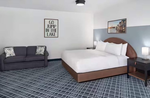 Canandaigua Hotel | Serene Lakeside l Modern Lake-View Suite with Pool & Kayaking Access