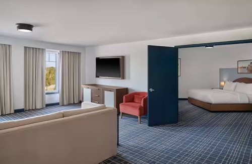 Canandaigua Hotel | Serene Lakeside l Modern Lake-View Suite with Pool & Kayaking Access