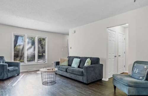 Clive House | Serene Large Duplex in West Des Moines