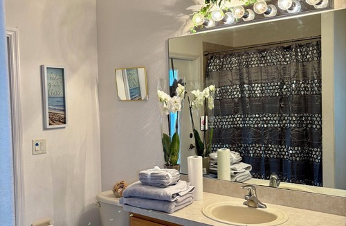 Land O' Lakes House | Serene Long-Stay Suite: Water Views, Lanai & Dedicated Office