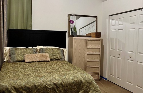 Land O' Lakes House | Serene Long-Stay Suite: Water Views, Lanai & Dedicated Office