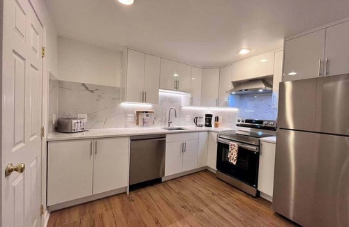 Mercer Island House | Serene Mercer Island 3B Lower Unit near LR station
