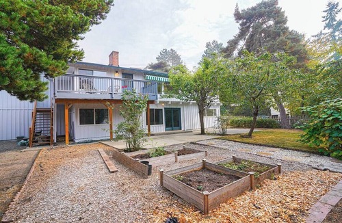 Mercer Island House | Serene Mercer Island 3B Lower Unit near LR station